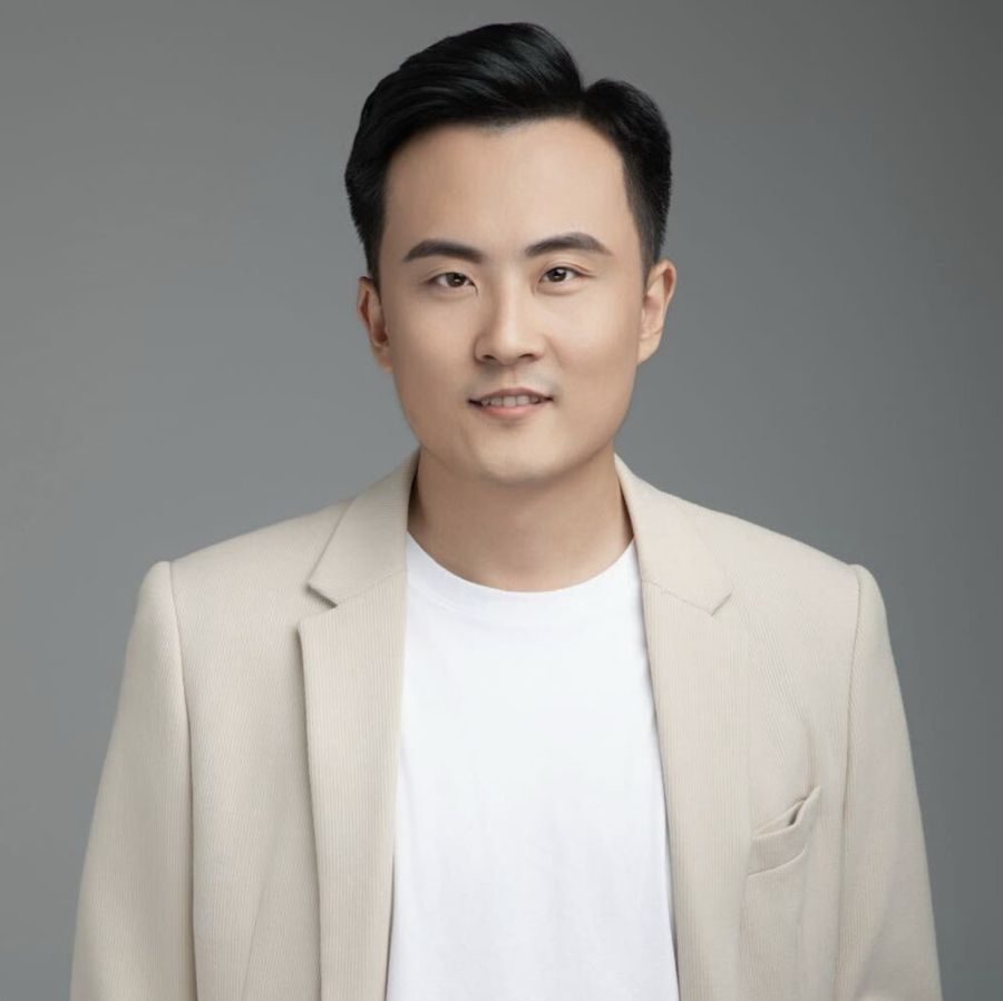 老于,身穿米白色西装的个人肖像